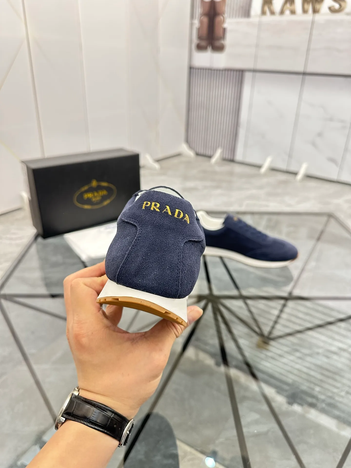 Men's shoes: 💰P420¥ Product trademark: Prada *"Prada*" low-top casual shoes Regular size: 38-44 (can be customized to 45) Product materials: imported nubuck leather upper, sheepskin lining, original outsole. Number: 020